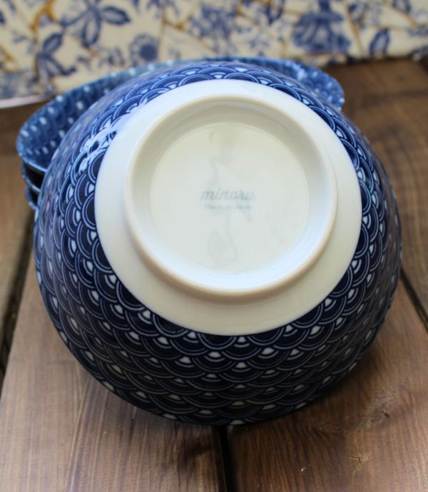 Vågmönstrad blå ramenskål