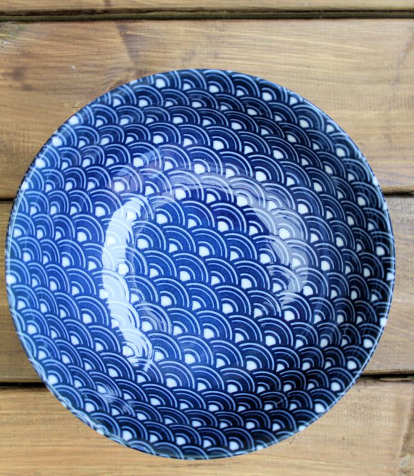 Vågmönstrad blå ramenskål